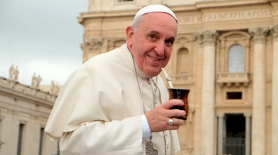 Poate Papa să bea bere sau vin? Au voie călugării să fumeze?